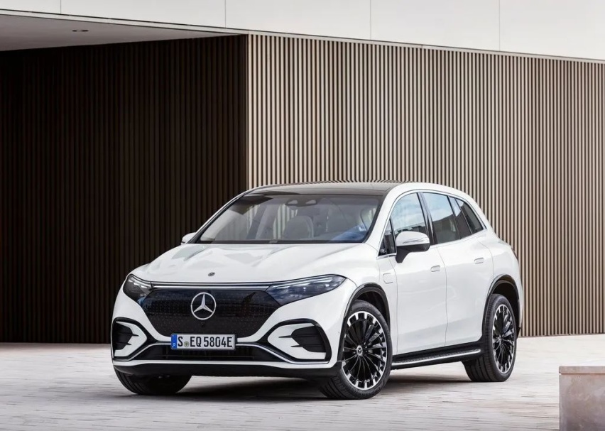 顶级豪华SUV相继上新，揽胜、EQS、X7三选一，谁是大佬新宠？