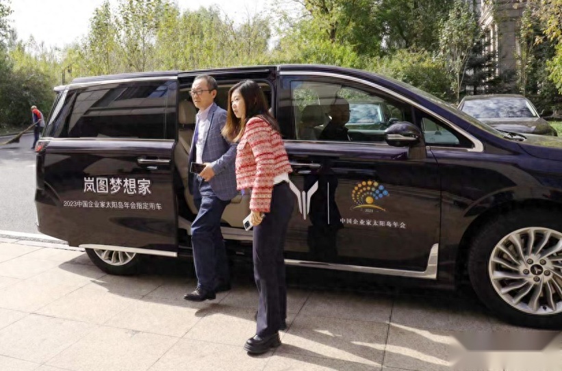 彰显高端品牌魅力 岚图汽车实力护航2023中国企业家太阳岛年会
