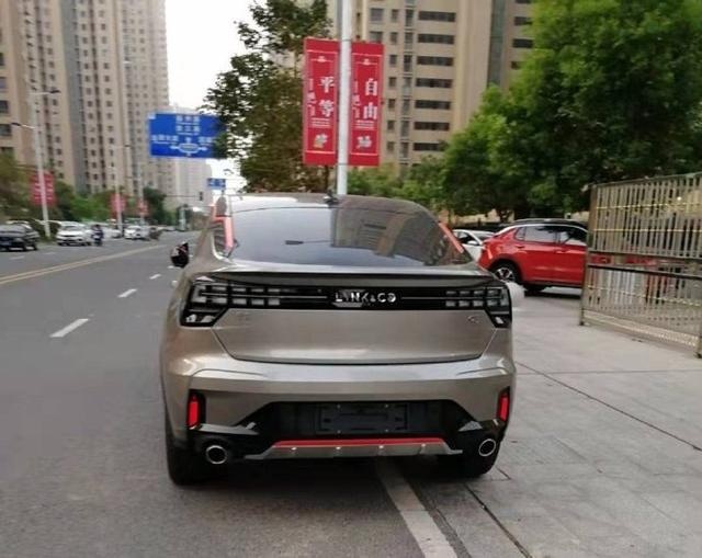 领克05实车上路，轿跑车身，点状尾灯，改进不小