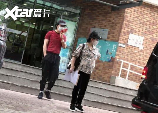 刘璇现身医院产检 40岁的她孕味十足