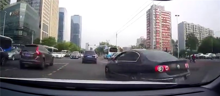 疯狂别车+恶意刹停，还往后车泼咖啡！跪求罚到他破产