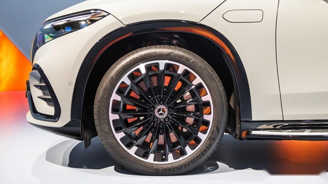 一百多万买奔驰EQS SUV，大型SUV可选7座还能越野，值不值？