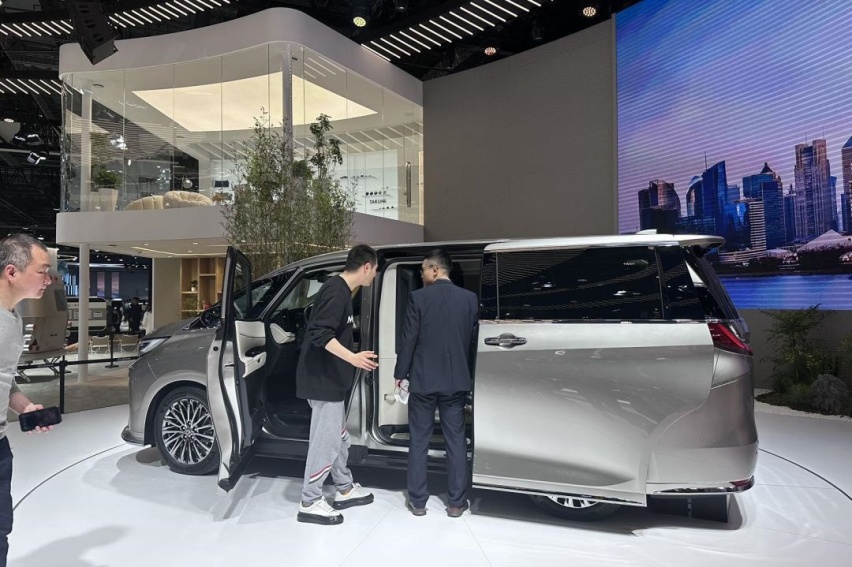 2023上海车展丨搭载2.4T混动系统 全新雷克萨斯LM首发