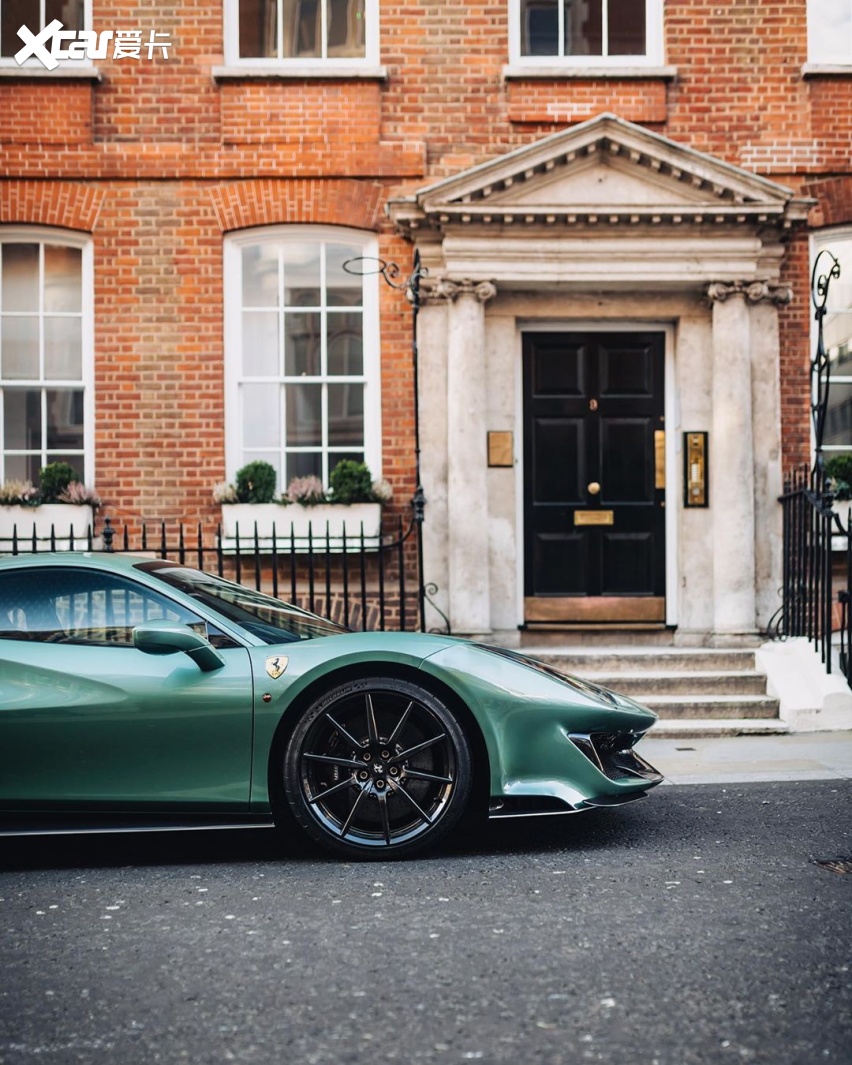 法拉利488pista实车街拍硬朗简洁的风格