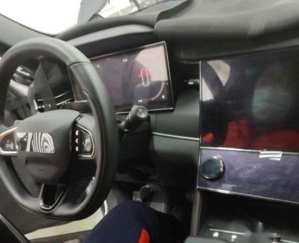 领克09定位中大型SUV，与XC90同平台，全系2.0T