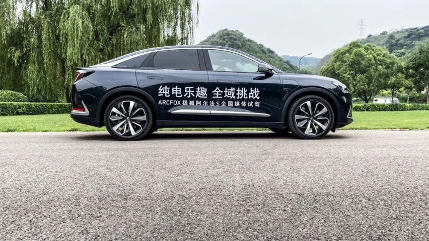 豪华与智能并存 试驾ARCFOX极狐阿尔法S 603H版