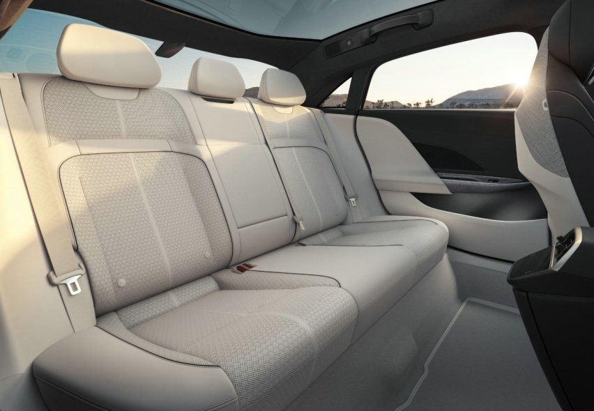 lucid-air-interior-02-e159972132.jpg