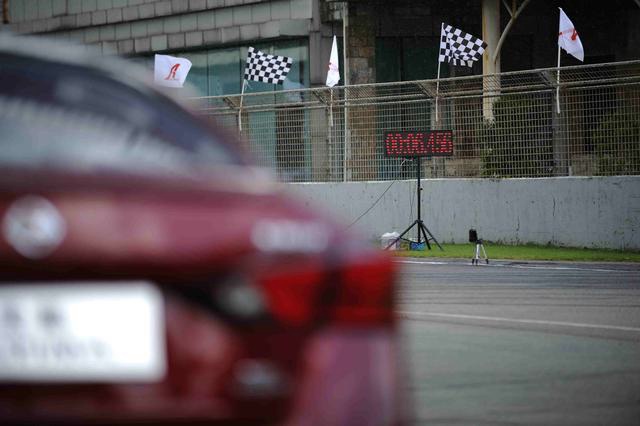 飞奔的大沙发——赛道激试全新日产天籁Altima