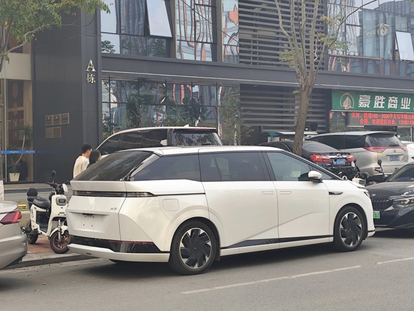 小鹏X9现身街头，长近5米3配冰箱+彩电，标配双腔空悬+后轮转向