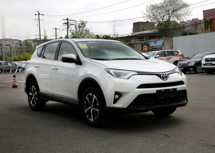 老款荣放RAV4，轴距2660mm，2.0L自吸配合CVT