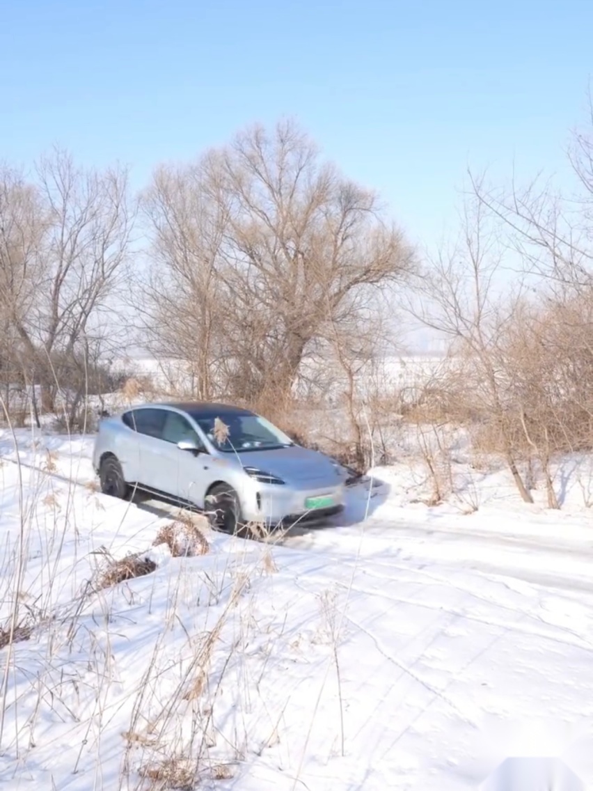 昊铂HT：20万级别唯一带鹰爪系统的车，雨雪路面不打滑