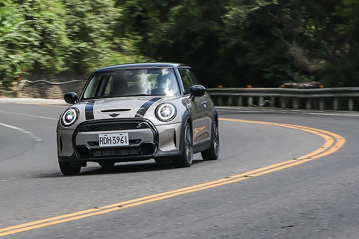 二度小改款就更香？试驾新款MINI Cooper S