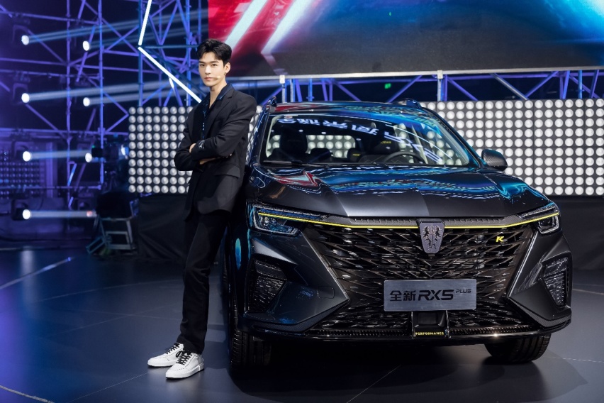 起价9.88万，全新荣威RX5 PLUS却能跑进8秒，油耗低至6.9L