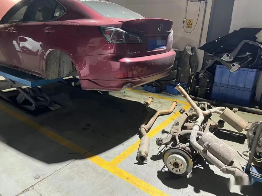 移植了5.0 V8机器的雷克萨斯IS300，这是给宝宝的见面礼？