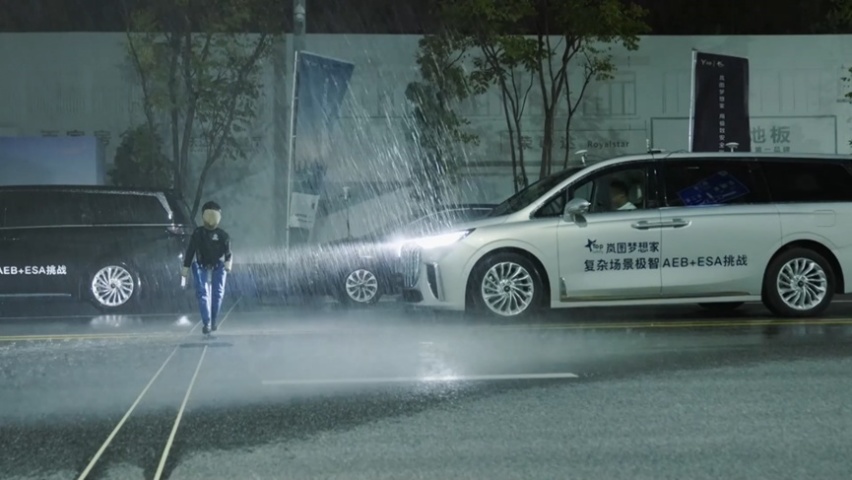 国内首次“90km/h超美标”追尾挑战成功，岚图梦想家演绎硬核实力