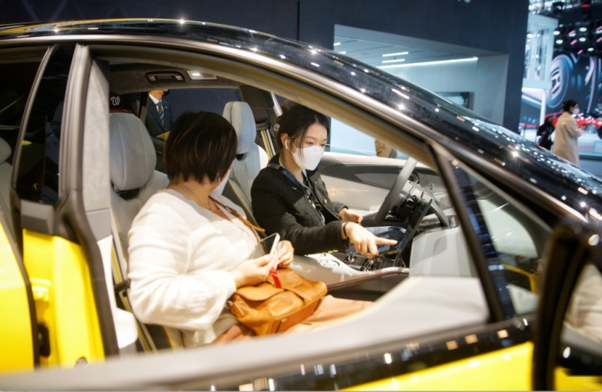 老车主遭“背刺”，车企如何答好这道“服务题”？