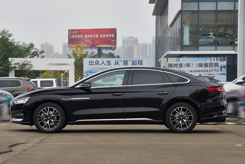 比亚迪e9，定位商务用的中大型轿车，售价22.98万元起