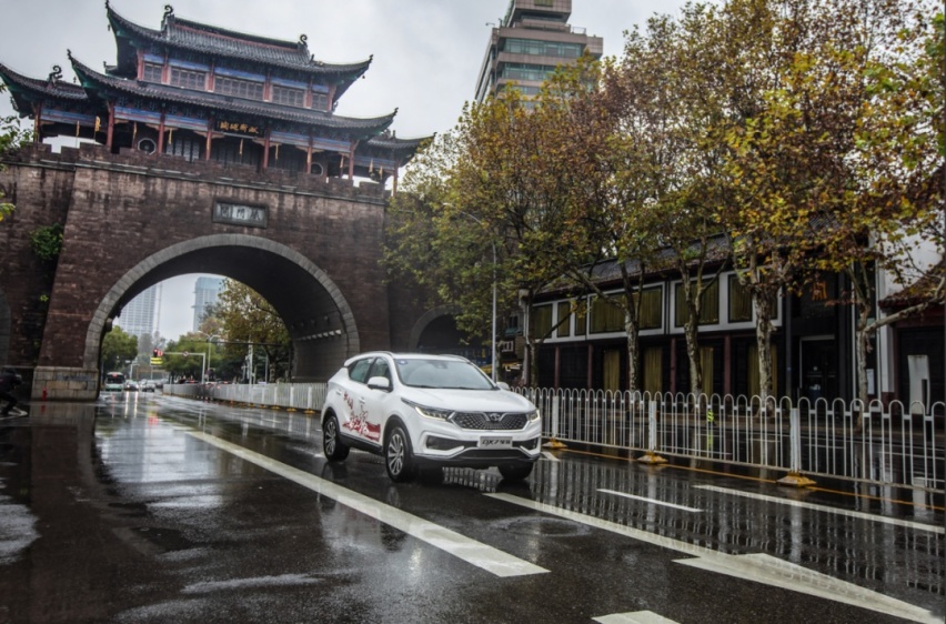 和东南DX7星跃一起驶向第三极：感受英雄之城，实力之车