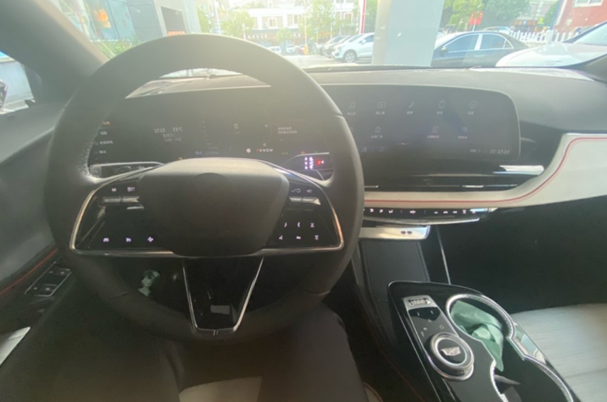 最便宜的凯迪拉克SUV？GT4实车街拍，轿跑风格配曲面双联屏