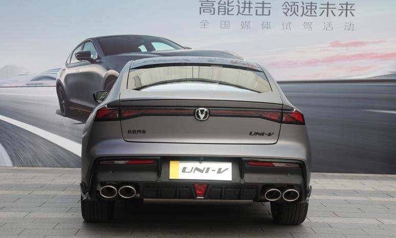 2.0T+爱信8AT，双边共四出的排气，长安UNI-V这是要运动到底？