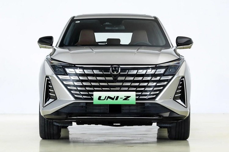 挑战热销车 长安UNI-Z对比宋PLUS DM-i荣耀版