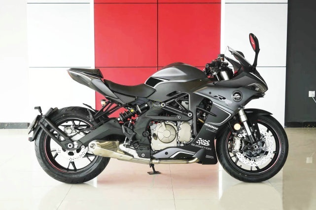 QJMOTOR赛600终于改款 配备定风翼 更换新排气