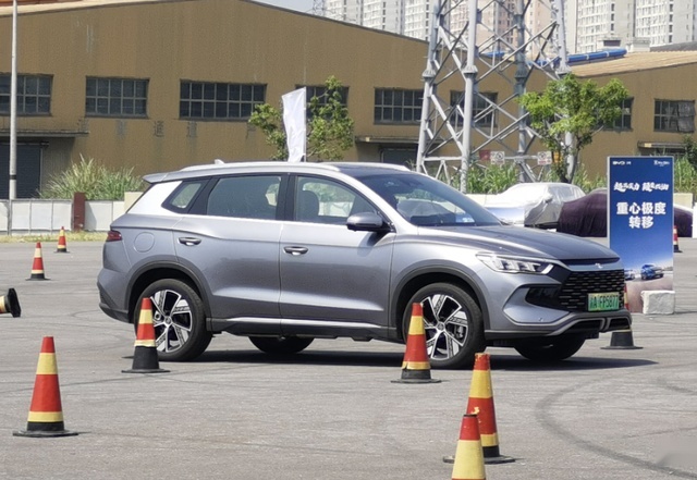 上市首月销量破1.6万辆，宋Pro DM-i冠军版开起来怎样？