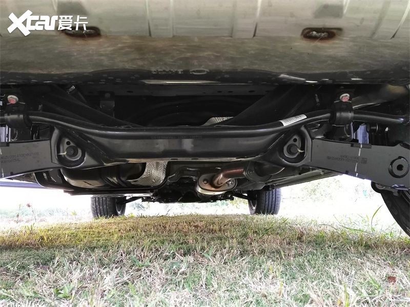 橙色元素勾画运动风帆，哈弗H4 PRO野外实拍