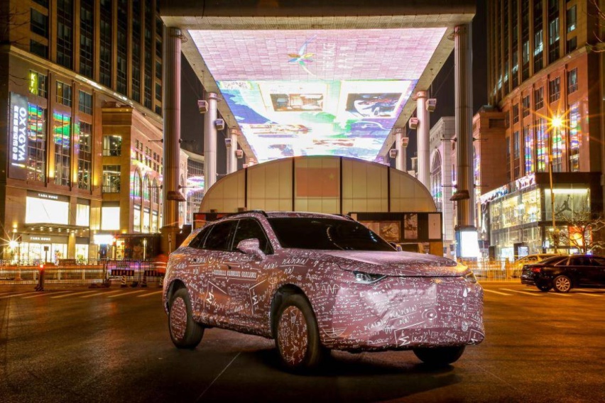 开创智能驾驶全新时代 WEY品牌科技伪装新车打卡时尚地标