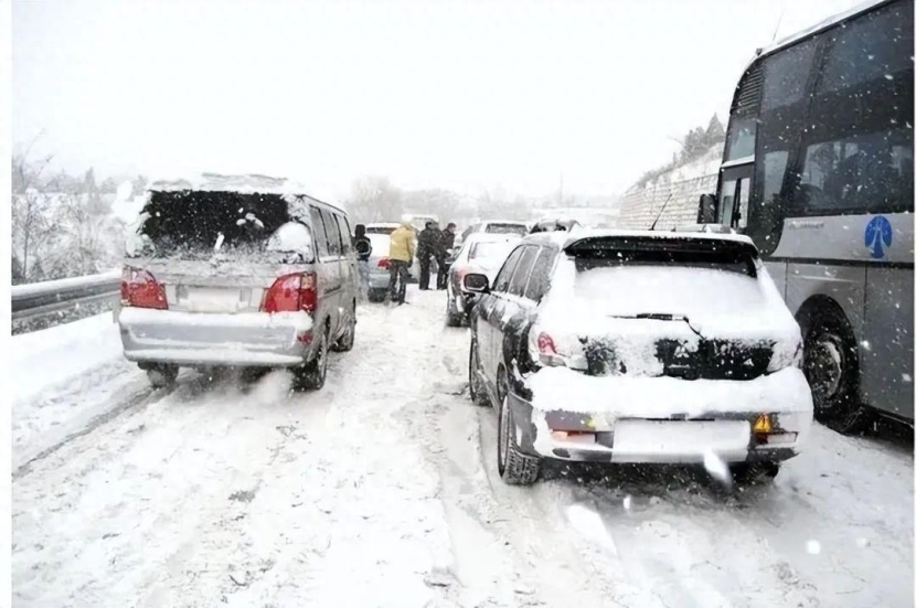 暴雪下的高速：信电动车还是燃油车？