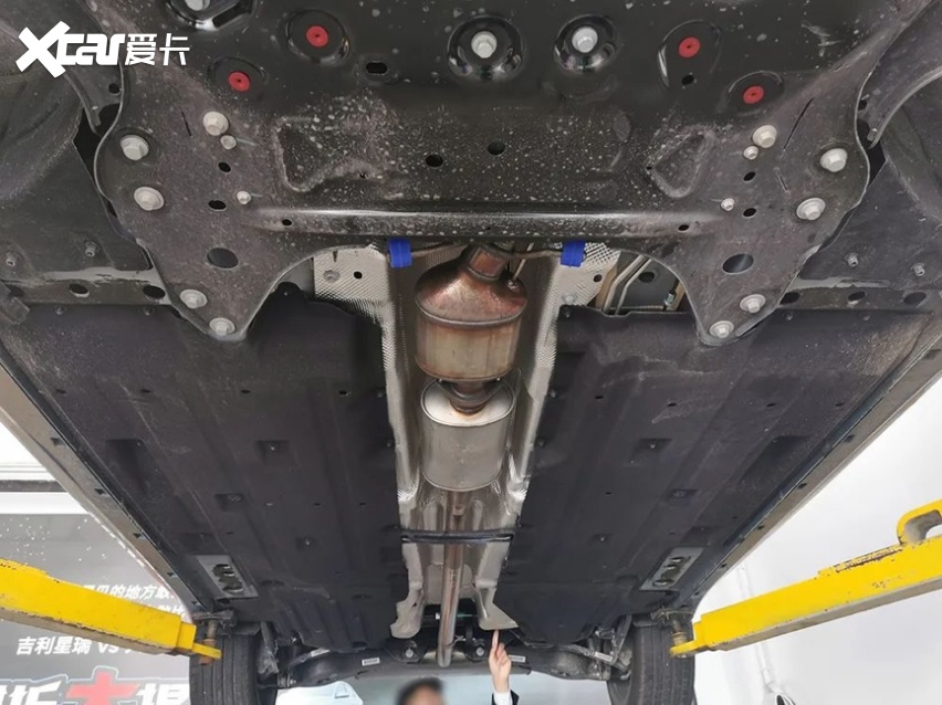 升起底盘我们首先发现,吉利对新车采用了全包覆盖,并且不同于现场朗逸