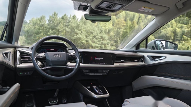近5米的SUV，开着却像性能车？试驾奥迪Q5 e-tron