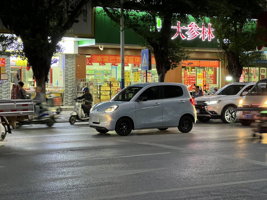 缩小版缤果？全新五菱宏光MINIEV现身街头，增四门版，配自动驻车