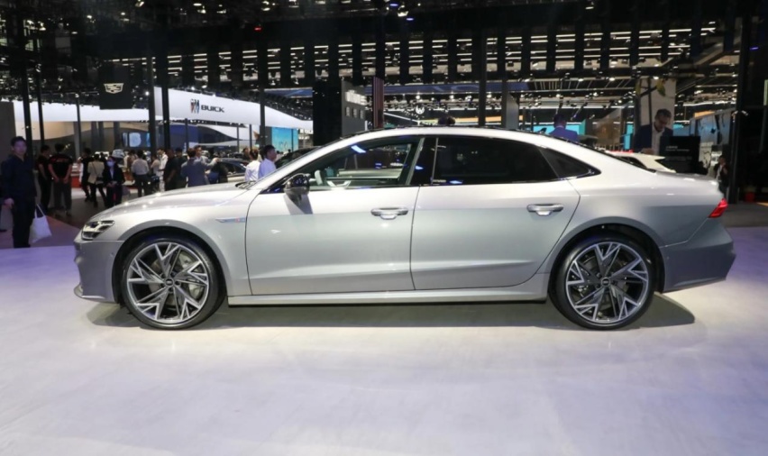 2024款上汽奥迪A7L，空气悬挂+后轮转向，3.0T V6发动机