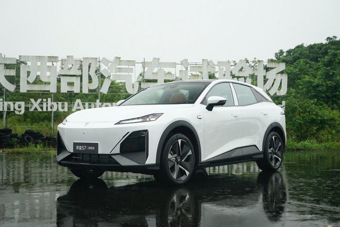 场地再试深蓝S7，20万以下可以嘎嘎乱杀吗？
