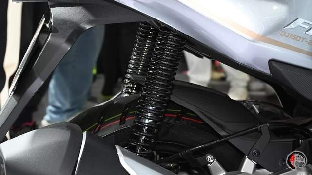 新车|高性能低碳车坛新星:QJMOTO鸿150售价16999元