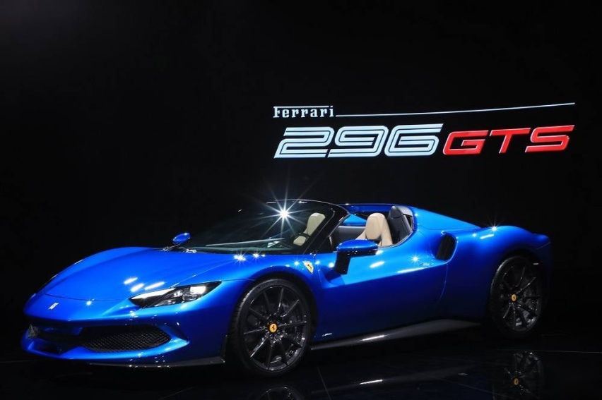 法拉利296 GTS，中后置发动机跃马Berlinetta敞篷跑车