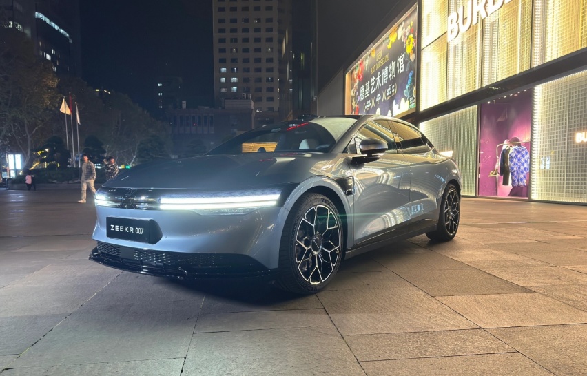 极氪007实车到店，黑化颜值更高，配可倾斜中控屏，续航870km
