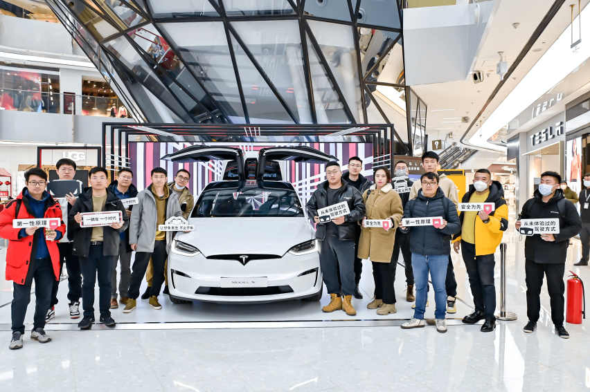 特斯拉“地表最强SUV”Model X Plaid亮相北京来福士
