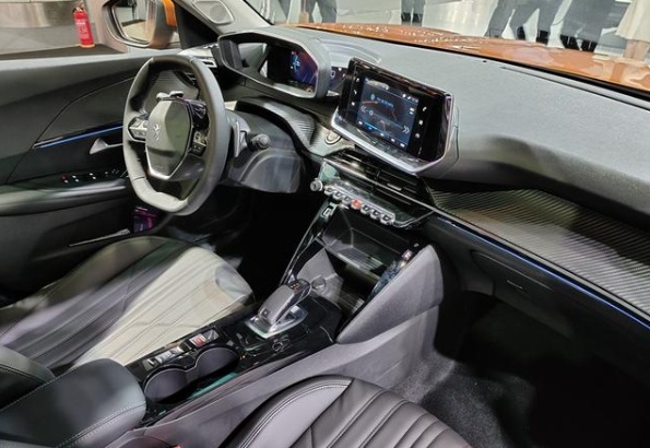 全新东风标致2008实车到店，有望明年3月上市，油耗5.0L
