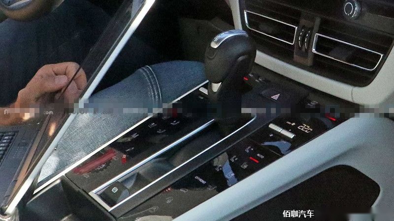 porsche-macan-second-facelift-spy-photo-interior (1).jpg