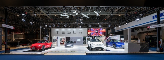 Model S/X Plaid国内首秀，特斯拉进博会上释放“纯电掌控力