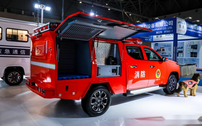 皮卡玩法再升级！长安猎手携多功能指挥车等车型亮相应急消防展