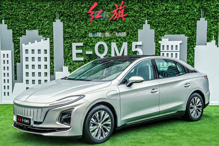 10月卖出10021辆，比海豹销量高6倍，一汽红旗E-QM5这么强的吗