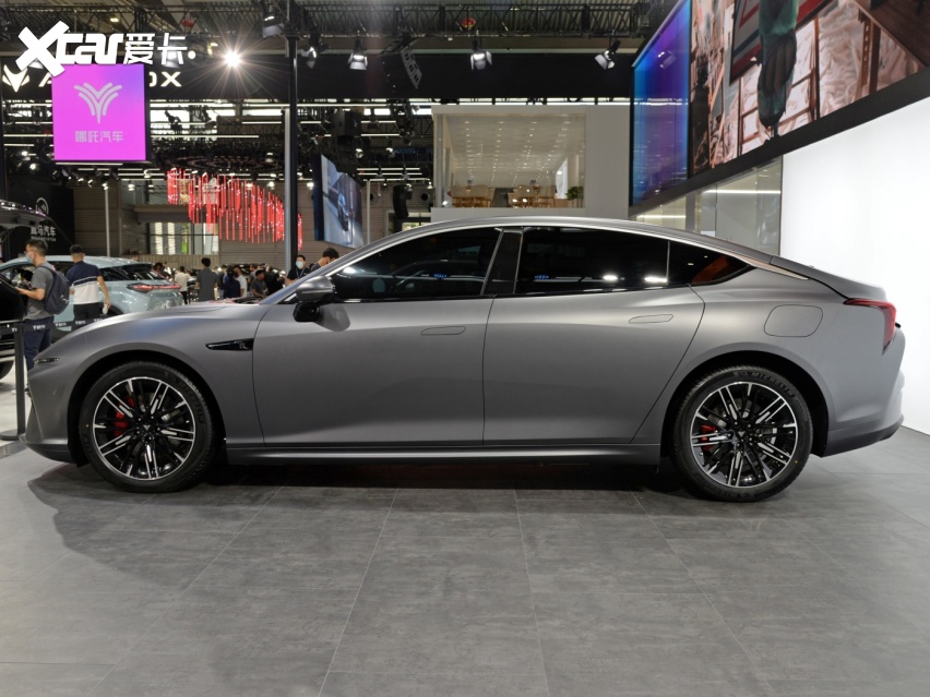 哪吒S亮相粤港澳车展，车长近5米，3.9s破百，可续航1100km