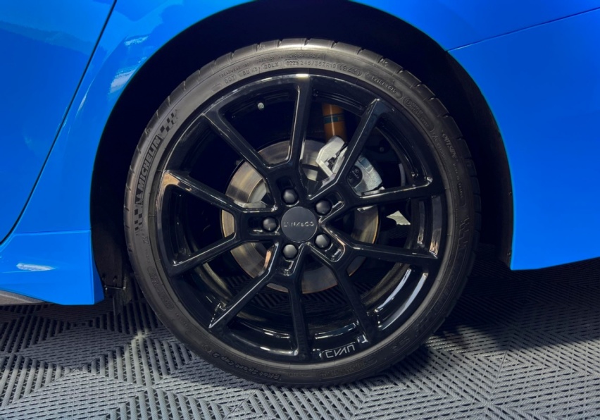 国产高性能车，搭载双增压2.0T+四驱，轻量化设计，有大尺寸尾翼