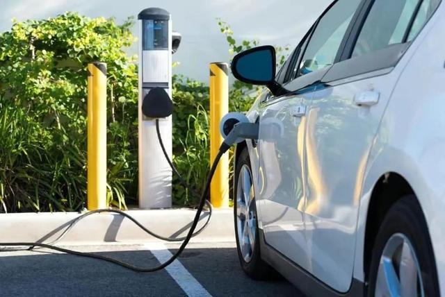东风小康造纯电MPV 车长6米 外观一言难尽