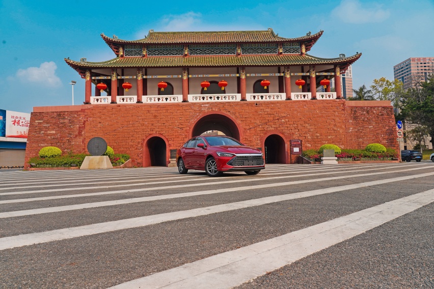 排队提车，闭着眼睛买，比亚迪秦PLUS DM-i真那么神奇？