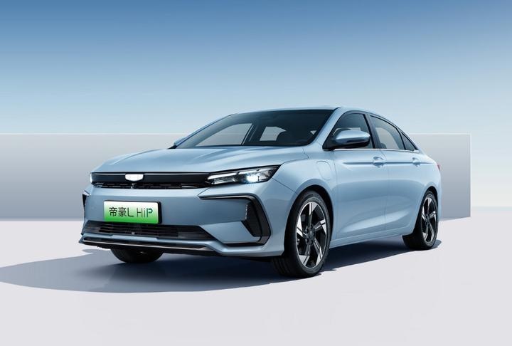 战火烧到插混A级车，吉利靠什么硬怼比亚迪？