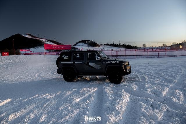 雪道飞驰 体验BJ40冰雪双雄